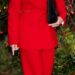 Kate Winslet veste seu melhor vestido real para Kate Middleton, três décadas após o acidente de moda na frente do rei Charles