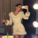 Kendall Jenner brilha em um vestido Chanel de lantejoulas vermelhas no Natal