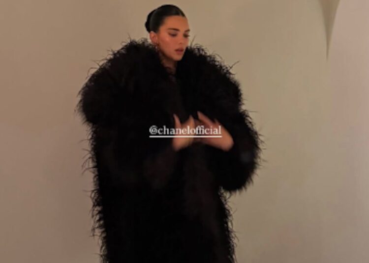Kendall Jenner usa um vestido de lantejoulas vermelho profundo na véspera de Natal