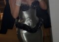 Kim Kardashian usa um vestido vintage Mugler na festa de Natal de sua família em 2025