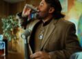Koe Wetzel faz uma participação especial como diretor de contrabando de frascos no novo videoclipe de “Blue Star” do Tratado Oak Revival