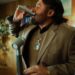 Koe Wetzel faz uma participação especial como diretor de contrabando de frascos no novo videoclipe de “Blue Star” do Tratado Oak Revival