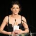 Kristen Stewart deixa camisa desabotoada com microssaia minúscula