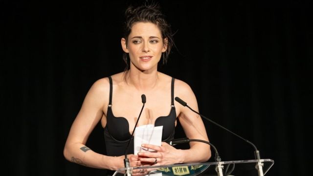 Kristen Stewart deixa camisa desabotoada com microssaia minúscula