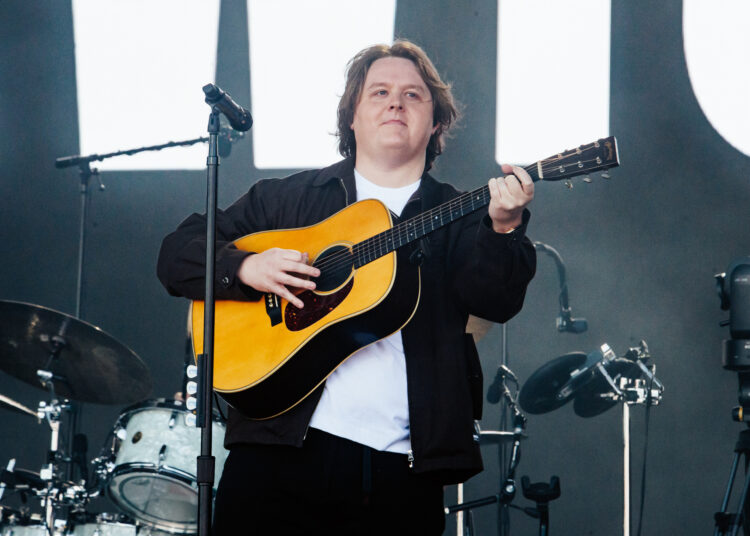 Lewis Capaldi diz que começará a trabalhar em novas músicas em janeiro, depois de cair na “rotina criativa” em 2025