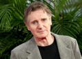 Liam Neeson nega alegações antivax após narrar documentário sobre corrupção farmacêutica