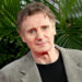 Liam Neeson nega alegações antivax após narrar documentário sobre corrupção farmacêutica