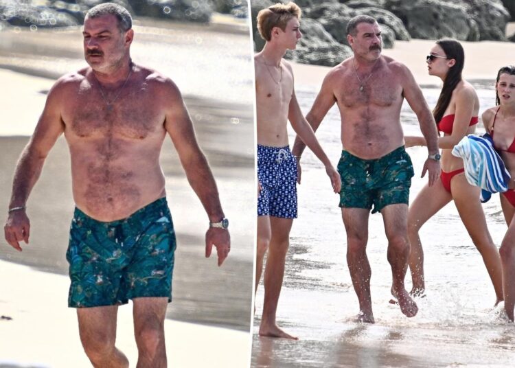 Liev Schreiber sem camisa exibe físico em forma em Barbados