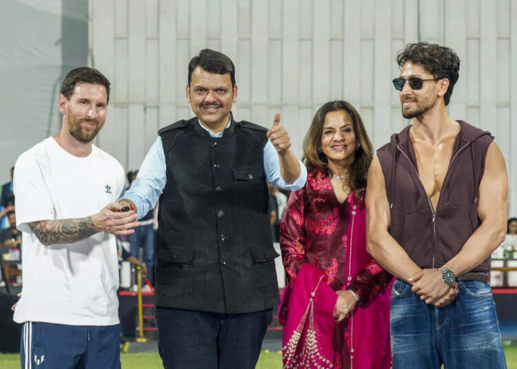 Lionel Messi GOAT India Tour dá errado! CM Devendra Fadnavis, Ajay Devgn e Tiger Shroff vaiados pela multidão – Assistir | Notícias de futebol
