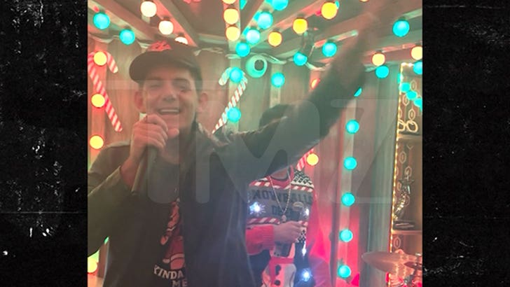 Lukas Haas apresenta nova música de Natal no Anderson .Paak's Music Bar