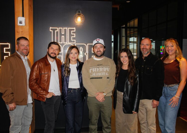 Madison Kozak assina com a Warner Chappell Music Nashville e The Core Entertainment