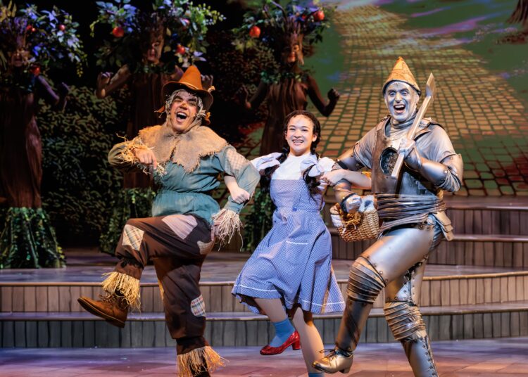 Vamos ver Dorothy Gale (Elizabeth Hall), Espantalho (Stanley Martin) e Homem de Lata (Tyler Pirrung) em "O Mágico de Oz" no City Springs Theatre até 28 de dezembro. (Cortesia de Ben Rose Photography)
