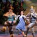 Vamos ver Dorothy Gale (Elizabeth Hall), Espantalho (Stanley Martin) e Homem de Lata (Tyler Pirrung) em "O Mágico de Oz" no City Springs Theatre até 28 de dezembro. (Cortesia de Ben Rose Photography)
