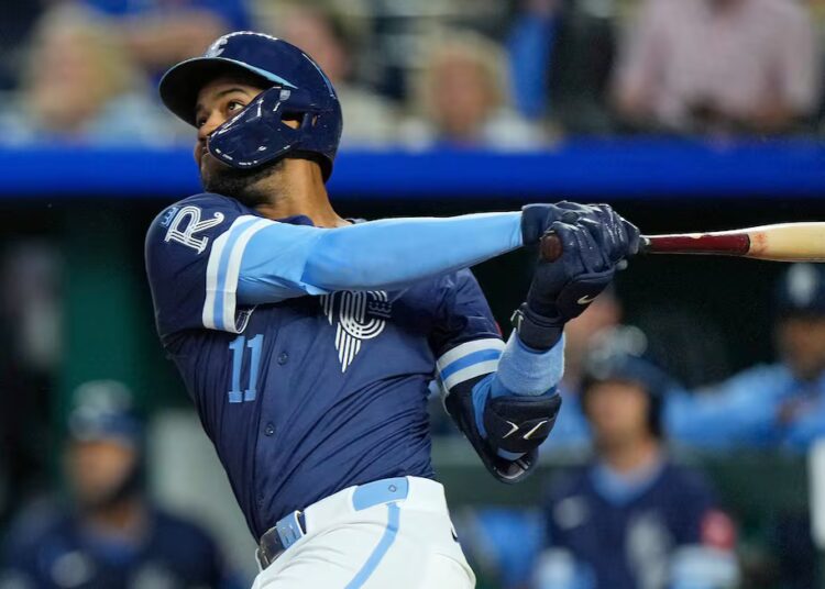 Maikel Garcia, do Kansas City Royals, assiste seu home run de duas corridas durante o terceiro turno de ...