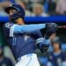 Maikel Garcia, do Kansas City Royals, assiste seu home run de duas corridas durante o terceiro turno de ...