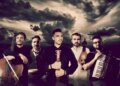 Fotos da banda Malutempu. Os músicos segurando seus instrumentos.