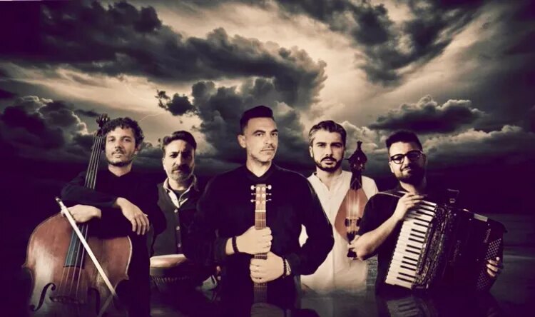 Fotos da banda Malutempu. Os músicos segurando seus instrumentos.
