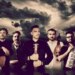 Fotos da banda Malutempu. Os músicos segurando seus instrumentos.