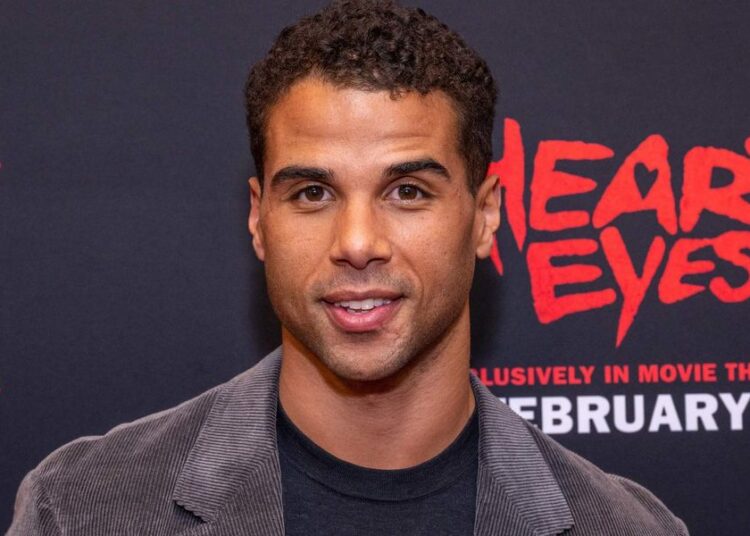Mason Gooding mostra seu corpo musculoso em novo filme sexy