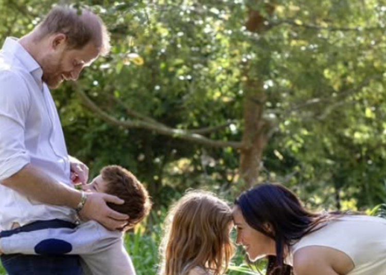 Meghan Markle e Príncipe Harry compartilham uma linda foto de férias com Archie e Lili