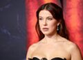 Millie Bobby Brown aplicar brilho labial vai distraí-lo