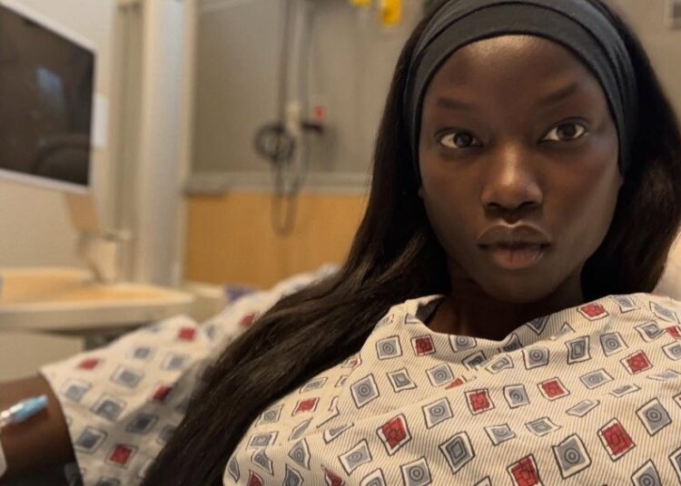 Modelo Anok Yai, 28 anos, diagnosticada com defeito congênito que ‘destruiu’ os pulmões