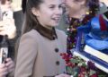 Momento de orgulho do pai! O príncipe William sorri de orgulho ao ver a filha Charlotte cumprimentar os simpatizantes reais