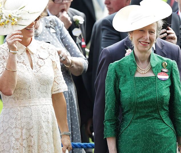 Momento em que Zara Tindall ignorou a princesa Anne no Royal Ascot – enquanto especialista em linguagem corporal revela como o 'tungstênio real' se derrete em torno de sua filha 'desinibida'