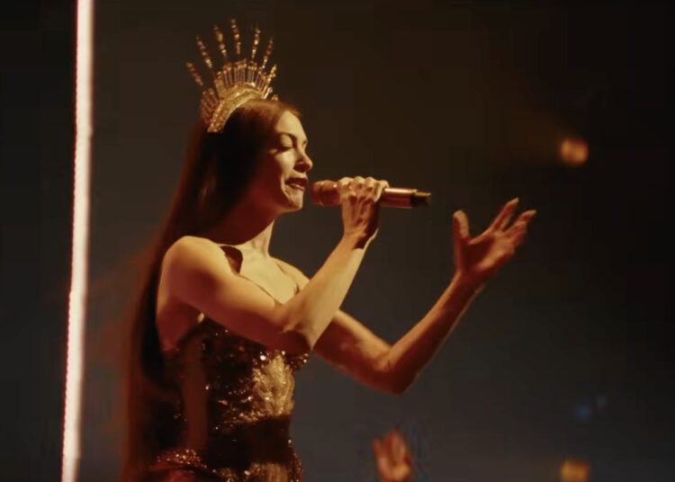 'Mother Mary' apresenta Anne Hathaway e Charli XCX Música: Assistir