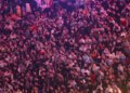 Multidões comemoram a música enquanto aguardam a contagem regressiva do Ano Novo