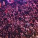 Multidões comemoram a música enquanto aguardam a contagem regressiva do Ano Novo