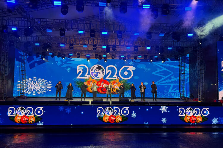 Música e dança ao ar livre: clima de Réveillon na Praça Ala-Too –