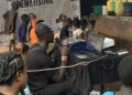 Nas salas de vídeo de Uganda, 'video jokers' transformam sucessos de bilheteria de Hollywood em entretenimento local