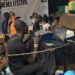 Nas salas de vídeo de Uganda, 'video jokers' transformam sucessos de bilheteria de Hollywood em entretenimento local