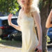Nicole Kidman mostra cachos naturais em passeio com as filhas