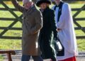 O Rei Charles acena enquanto participa do serviço religioso ao lado da alegre Rainha Camilla em Sandringham - depois que é revelado que Andrew VAI ficar no Royal Lodge no Natal