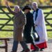 O Rei Charles acena enquanto participa do serviço religioso ao lado da alegre Rainha Camilla em Sandringham - depois que é revelado que Andrew VAI ficar no Royal Lodge no Natal