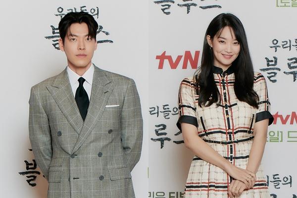 O casal de K-drama Kim Woo-bin e Shin Min-a se casam após um relacionamento de 10 anos