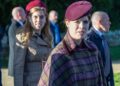 O desonrado Andrew 'lançou uma longa sombra' sobre o Natal de Beatrice e Eugenie em Sandringham, pois elas foram forçadas a 'evitar' os fãs, afirma especialista em linguagem corporal