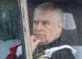 O escândalo sujo do ex-príncipe Andrew irrompe - biógrafo afirma que Royal desonrado festejou com '40 prostitutas em 4 dias' enquanto estava em serviço oficial