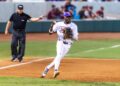 O ex-LSU Tiger Michael Braswell assina com o Kansas City Royals