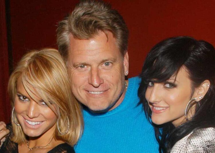 O pai de Jessica e Ashlee Simpson fala sobre seu retorno musical