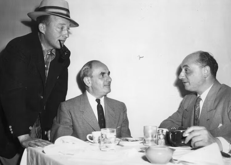 Maurice e Louis Elliman fotografados com Bing Crosby (à esquerda). Cortesia de Wendy Elliman