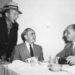 Maurice e Louis Elliman fotografados com Bing Crosby (à esquerda). Cortesia de Wendy Elliman
