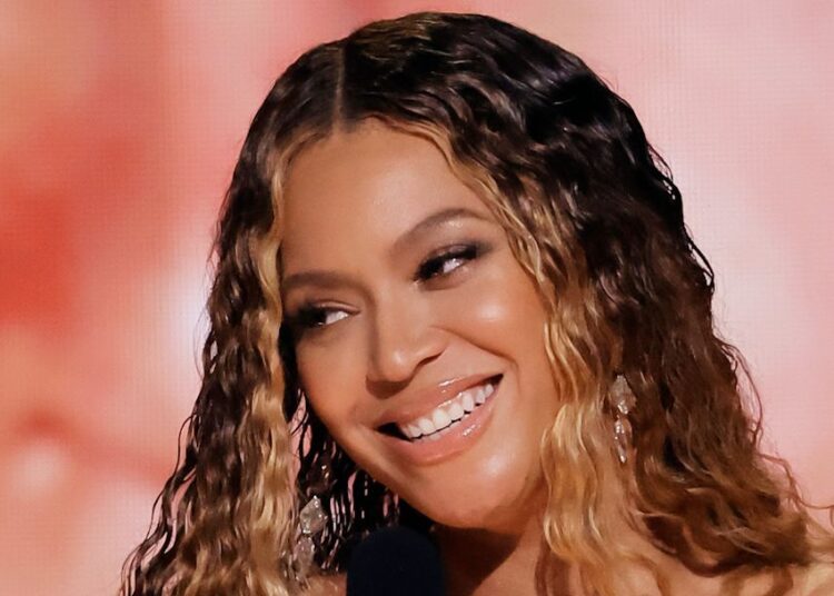O patrimônio líquido de Beyoncé ultrapassa US$ 1 bilhão, declarou o quinto músico bilionário pela Forbes