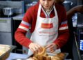 O príncipe George visita um abrigo para moradores de rua com o príncipe William, em um raro noivado para jovens da realeza