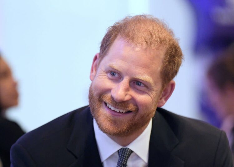 O príncipe Harry brinca que a vida com a família real era 'como Downton Abbey' - mas que o show tinha menos drama
