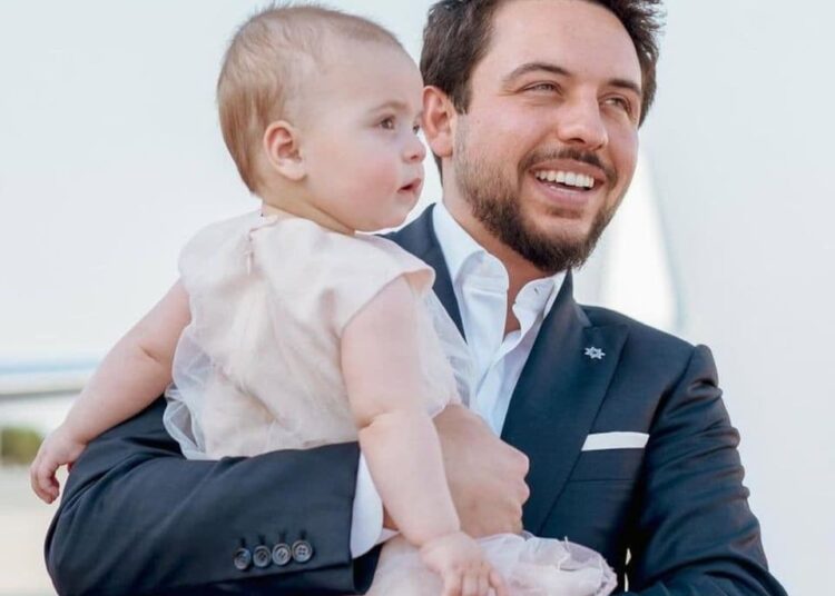 O príncipe herdeiro Hussein e a princesa Rajwa compartilham o adorável primeiro retrato de ano novo com o bebê Iman