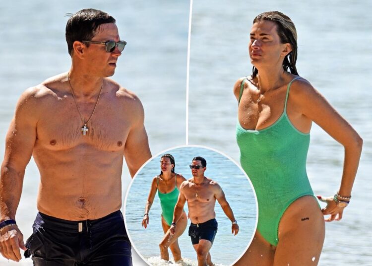 O rasgado Mark Wahlberg e a esposa de biquíni Rhea Durham foram à praia durante as férias em Barbados