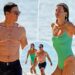 O rasgado Mark Wahlberg e a esposa de biquíni Rhea Durham foram à praia durante as férias em Barbados